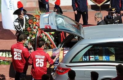 Un stadion intreg a PLANS la cosciugul lui Morosini! Vezi cum si-au luat fanii ADIO de la jucatorul decedat pe teren! FOTO_3