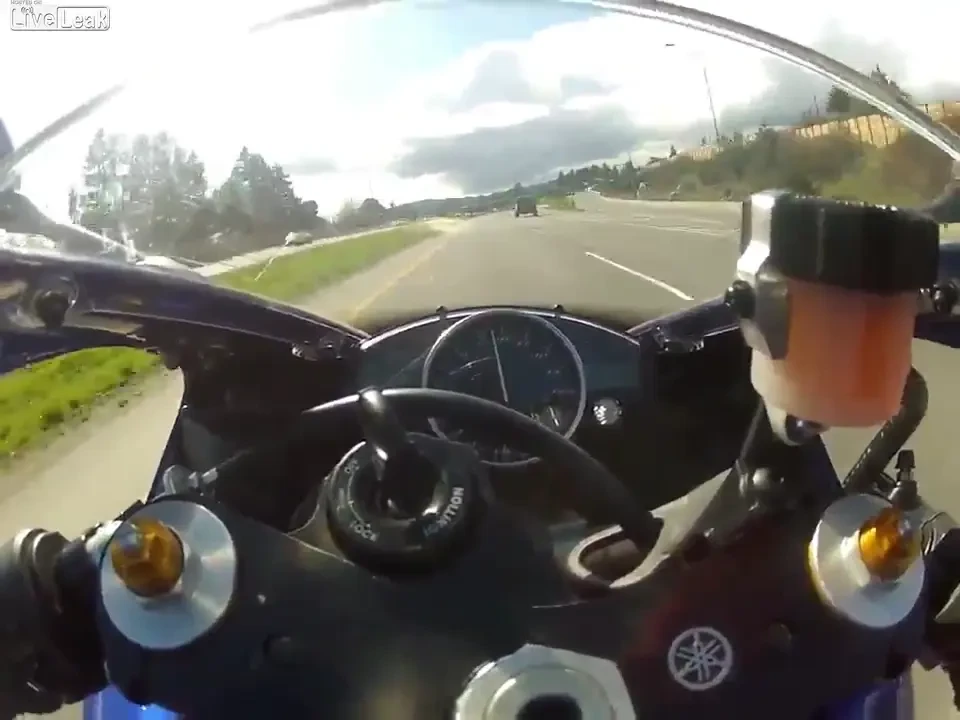 VIDEO Faza care a scandalizat un oras intreg! Un motociclist TURBAT face cu mana la 300 de la ora!