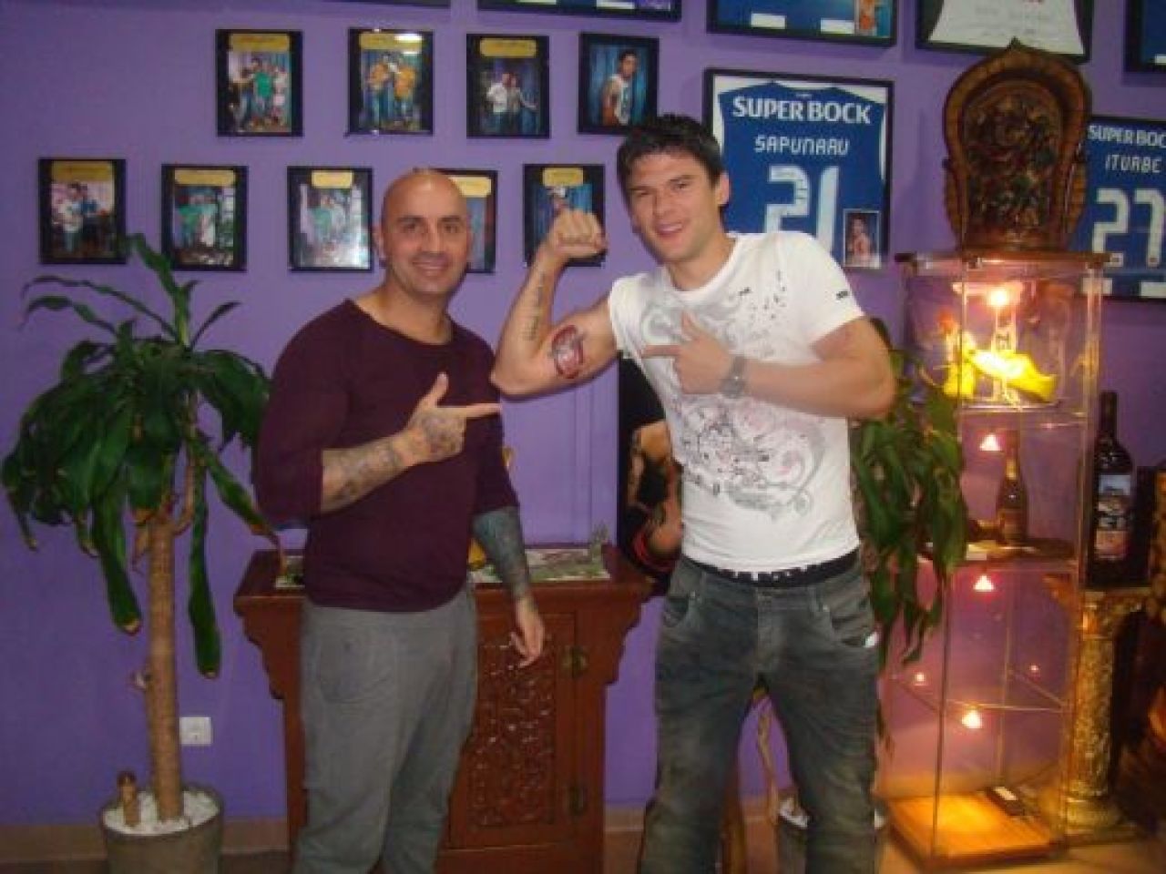 SUPER FOTO! Un jucator de la nationala si-a facut un TATUAJ GIGANT cu Rapid pe biceps! Vezi cine e:_1