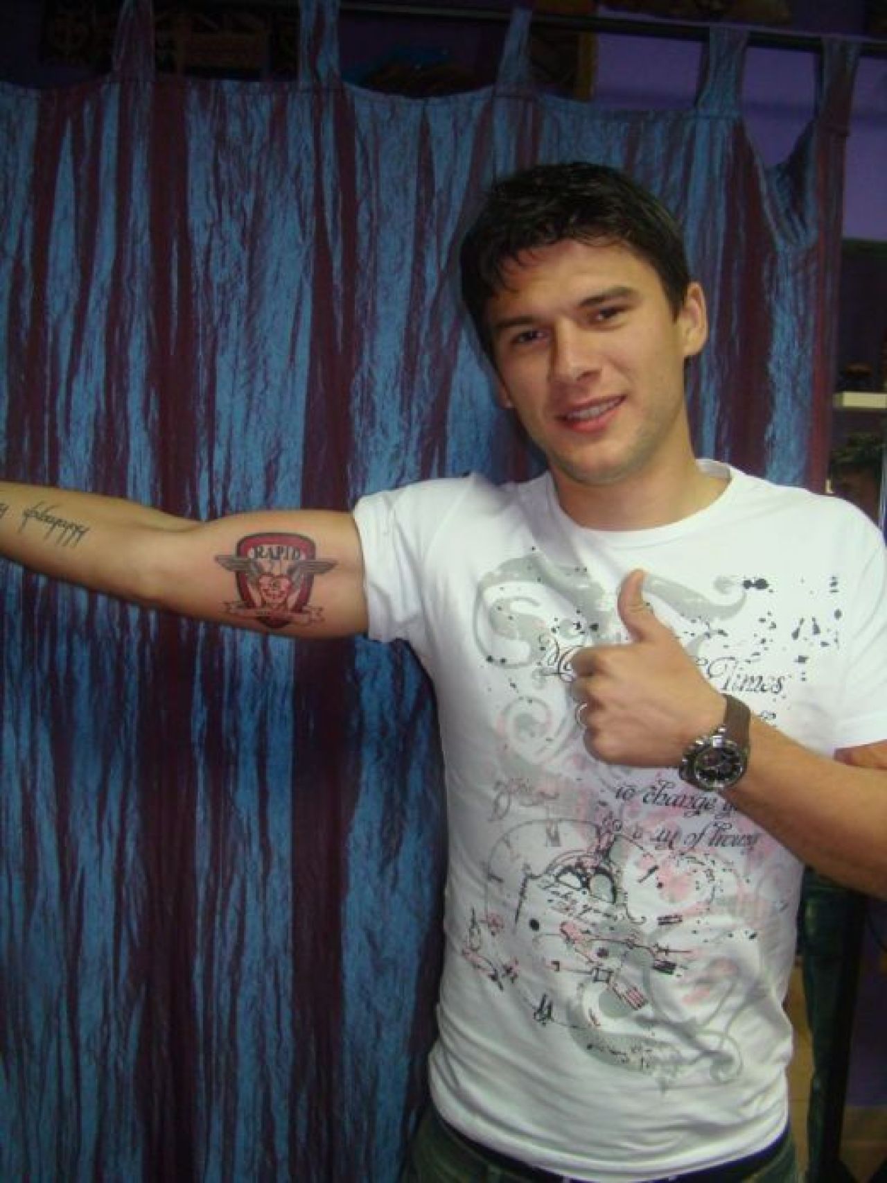 SUPER FOTO! Un jucator de la nationala si-a facut un TATUAJ GIGANT cu Rapid pe biceps! Vezi cine e:_2