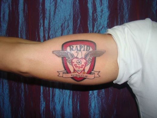 SUPER FOTO! Un jucator de la nationala si-a facut un TATUAJ GIGANT cu Rapid pe biceps! Vezi cine e:_4