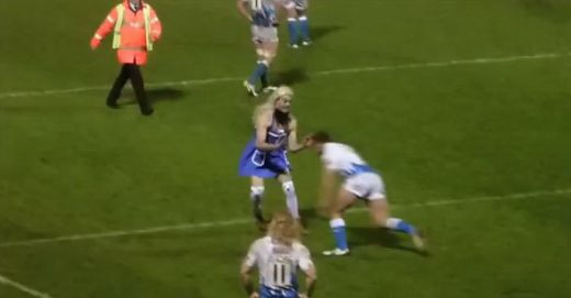 SUPER VIDEO Iesi, ba, afara! Un spectator a facut greseala de a intra pe teren in ROCHIE la un meci de RUGBY! Ce a patit: