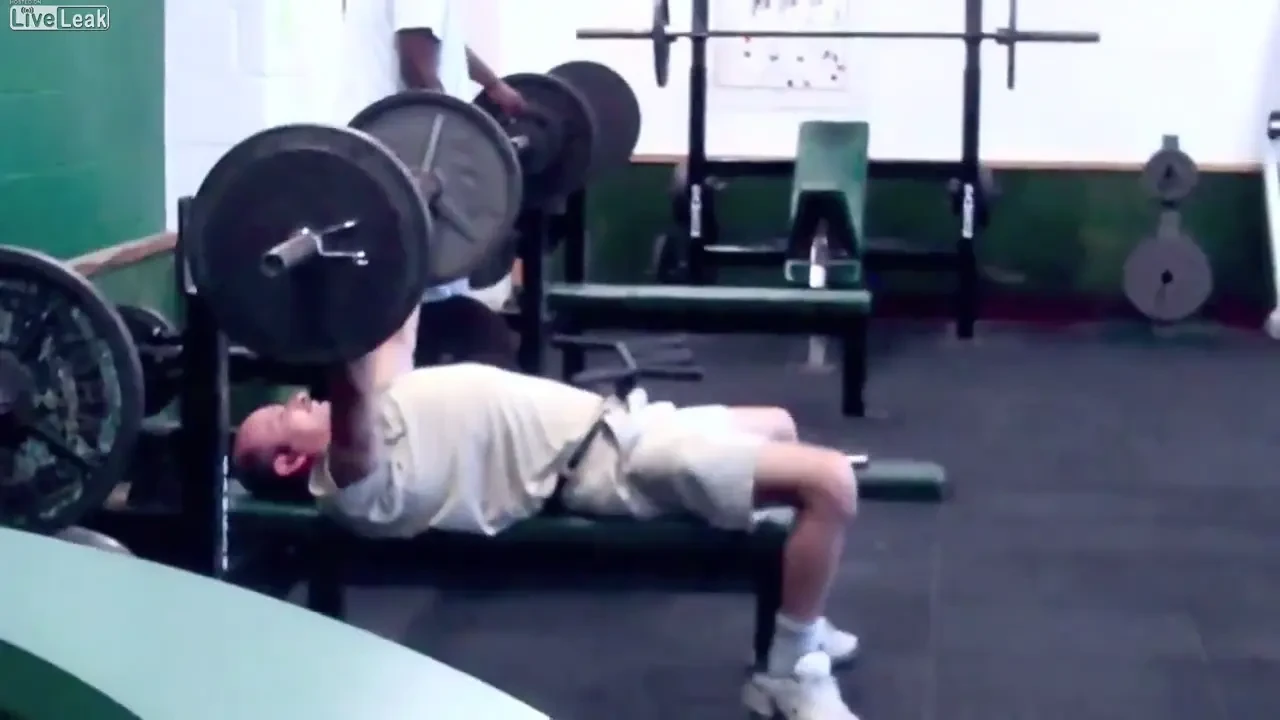 VIDEO Tatal si fiul, cei mai PENIBILI oameni din sala! Cum s-au facut de ras :))