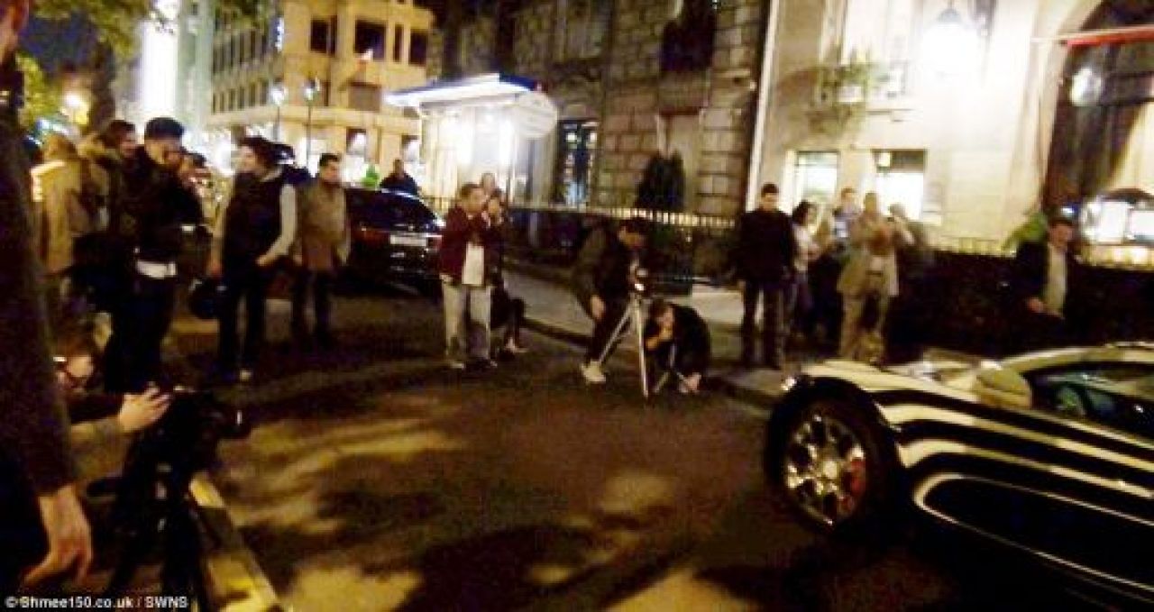 SUPER FOTO: BIBELOU de 2 milioane de euro parcat in Paris! Cel mai tare Bugatti Veyron din istorie, pentru prima data pe sosele! E facut din PORTELAN!_1