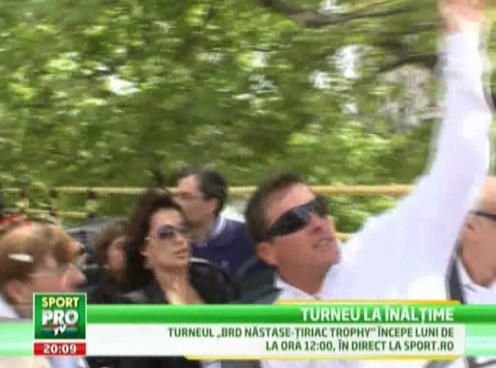 VIDEO Nadia si Andrei Pavel au inaugurat autobuzul care duce fanii la BRD Nastase-Tiriac Trophy! Ce romani incep de luni, ora 12.00, LIVE la Sport.ro!