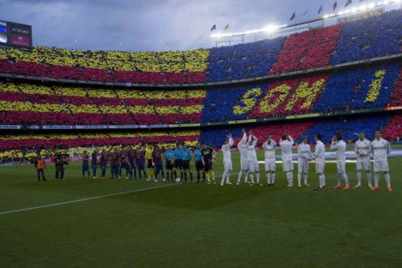 Daca ar vedea poza asta, Mourinho ar sari sa-i desparta :)) Vezi cele mai tari 5 imagini de la El Clasico!_1