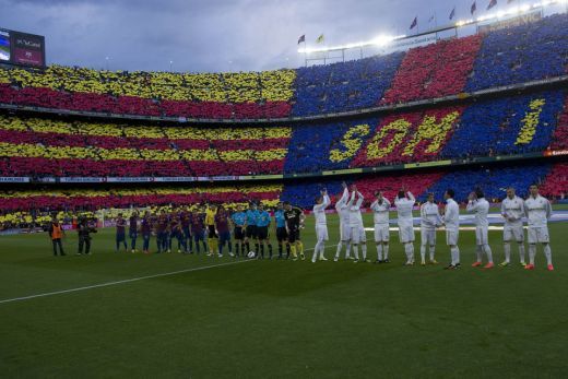 Daca ar vedea poza asta, Mourinho ar sari sa-i desparta :)) Vezi cele mai tari 5 imagini de la El Clasico!_1