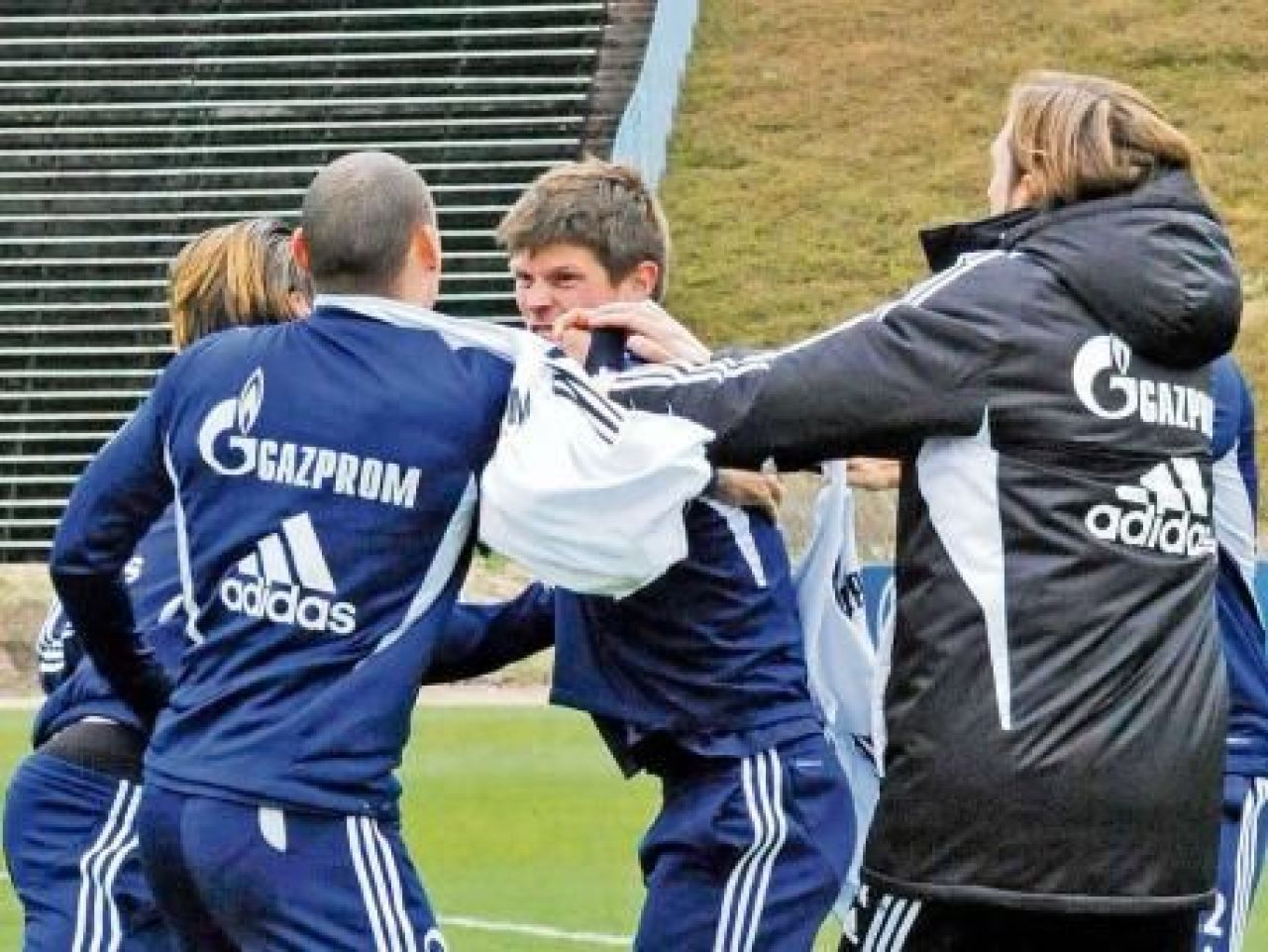 Inca o BATAIE in Germania intre colegi de echipa! Dupa Ribery si Robben, a venit randul lui Huntelaar! SCANDALUL care a avut loc sub ochii lui Marica:_1