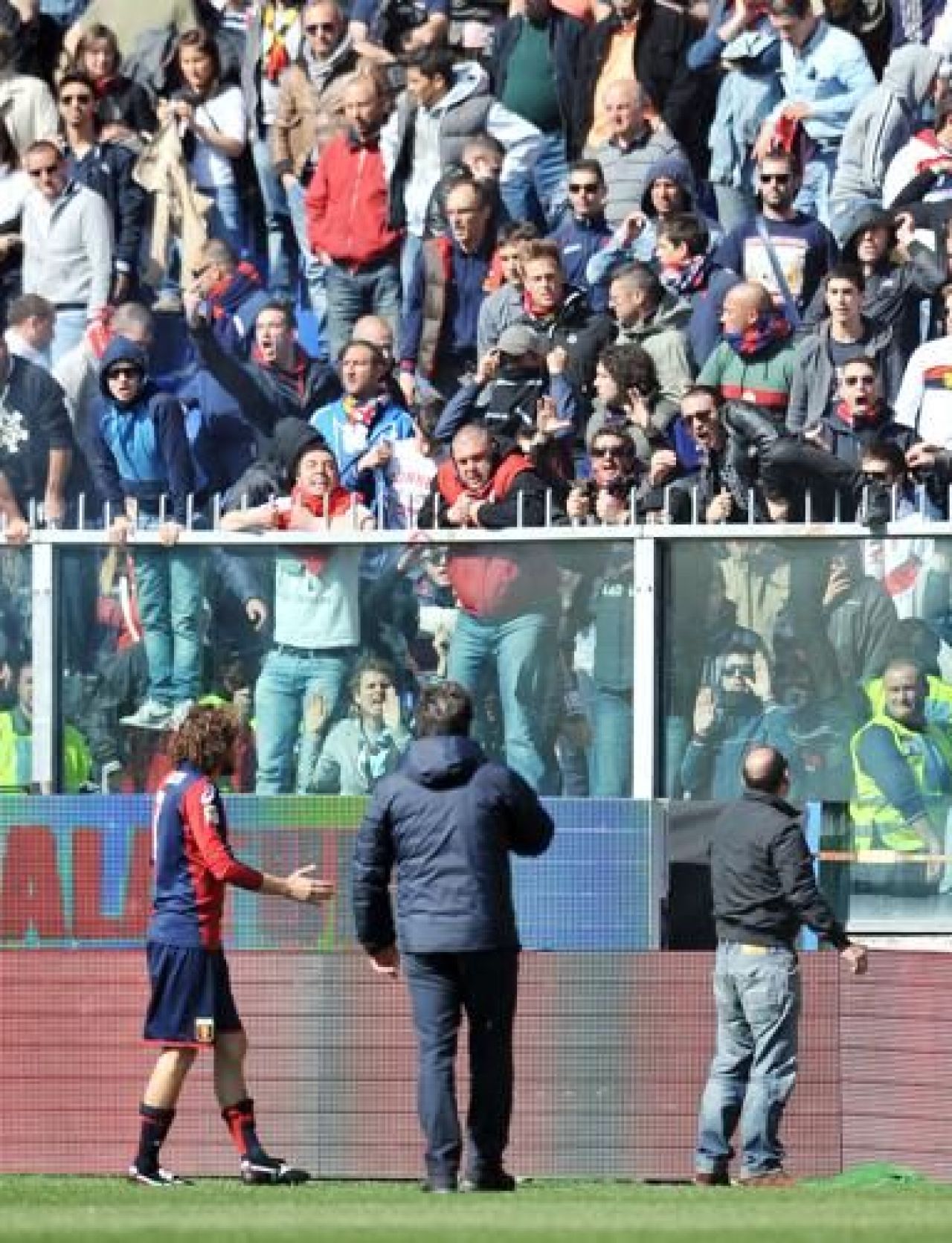 HAOS la un meci din Serie A! Fanii au intrat pe teren, meciul suspendat! UMILINTA pe care nu au putut sa o suporte:_5