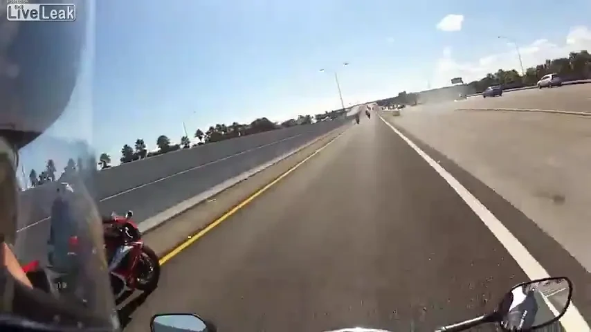 20 de motociclisti credeau ca soseaua este a lor. Toata distractia s-a terminat intr-o secunda