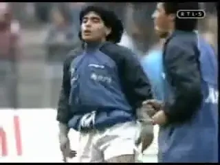 CLIPUL ZILEI: "Asi eu te pego", varianta 1988! Pe ce melodie se incalzea de fiecare data Maradona cand era la Napoli! Dansul care ii innebunea pe italieni: