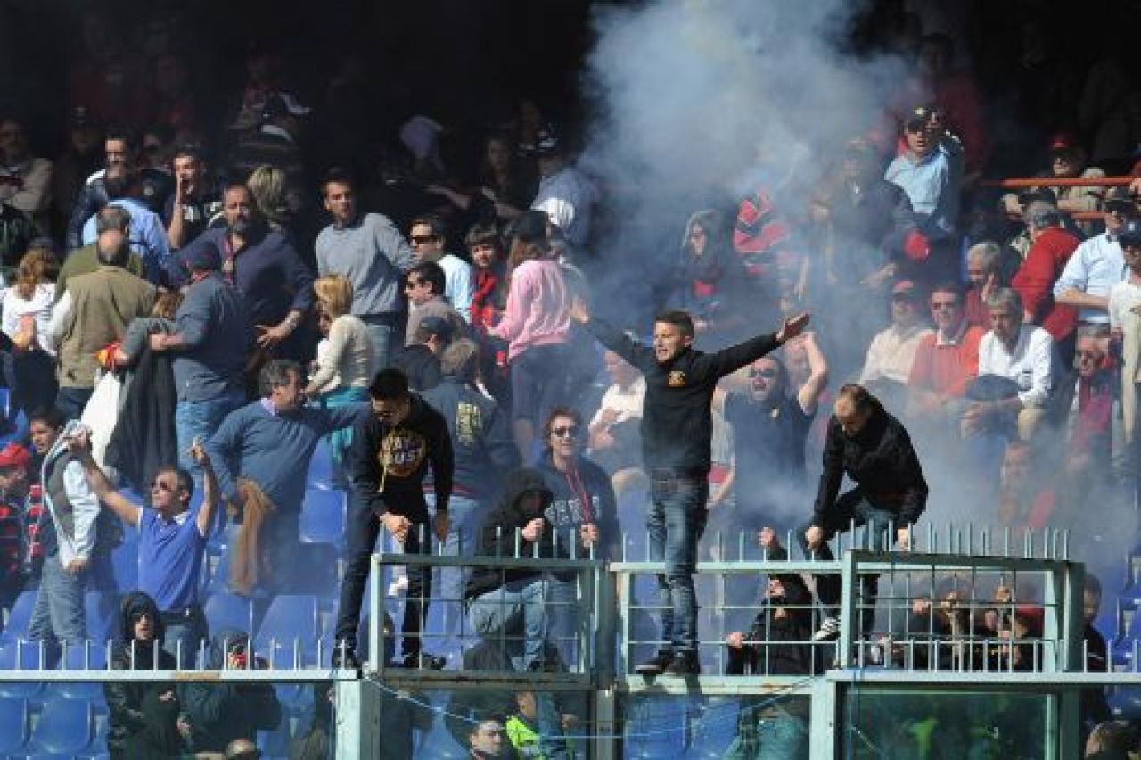 VIDEO: Scene incredibile in Italia: ultrasii lui Genoa au oprit meciul! Jucatori si-au dat tricourile jos si le-au predat galeriei! Cine a avut TUPEU sa se duca la suporteri:_1