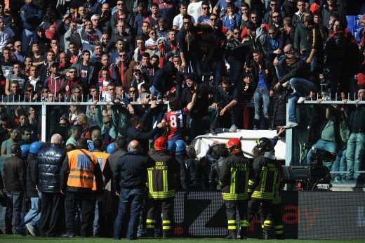 VIDEO: Scene incredibile in Italia: ultrasii lui Genoa au oprit meciul! Jucatori si-au dat tricourile jos si le-au predat galeriei! Cine a avut TUPEU sa se duca la suporteri:_3