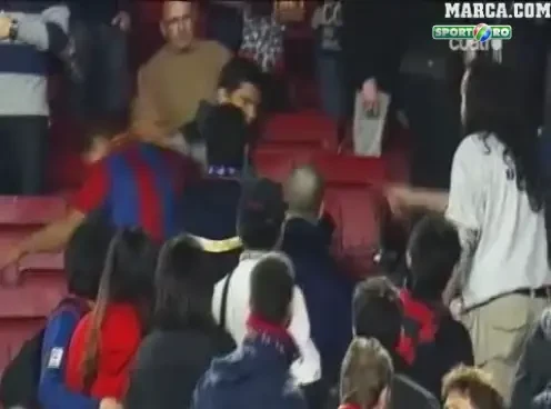 VIDEO: BATAIA care nu s-a vazut la TV! Un NEBUN imbracat in tricoul Realului, in tribune intre zeci de mii de catalani! Cati PUMNI si-a luat pana a fost scapat: