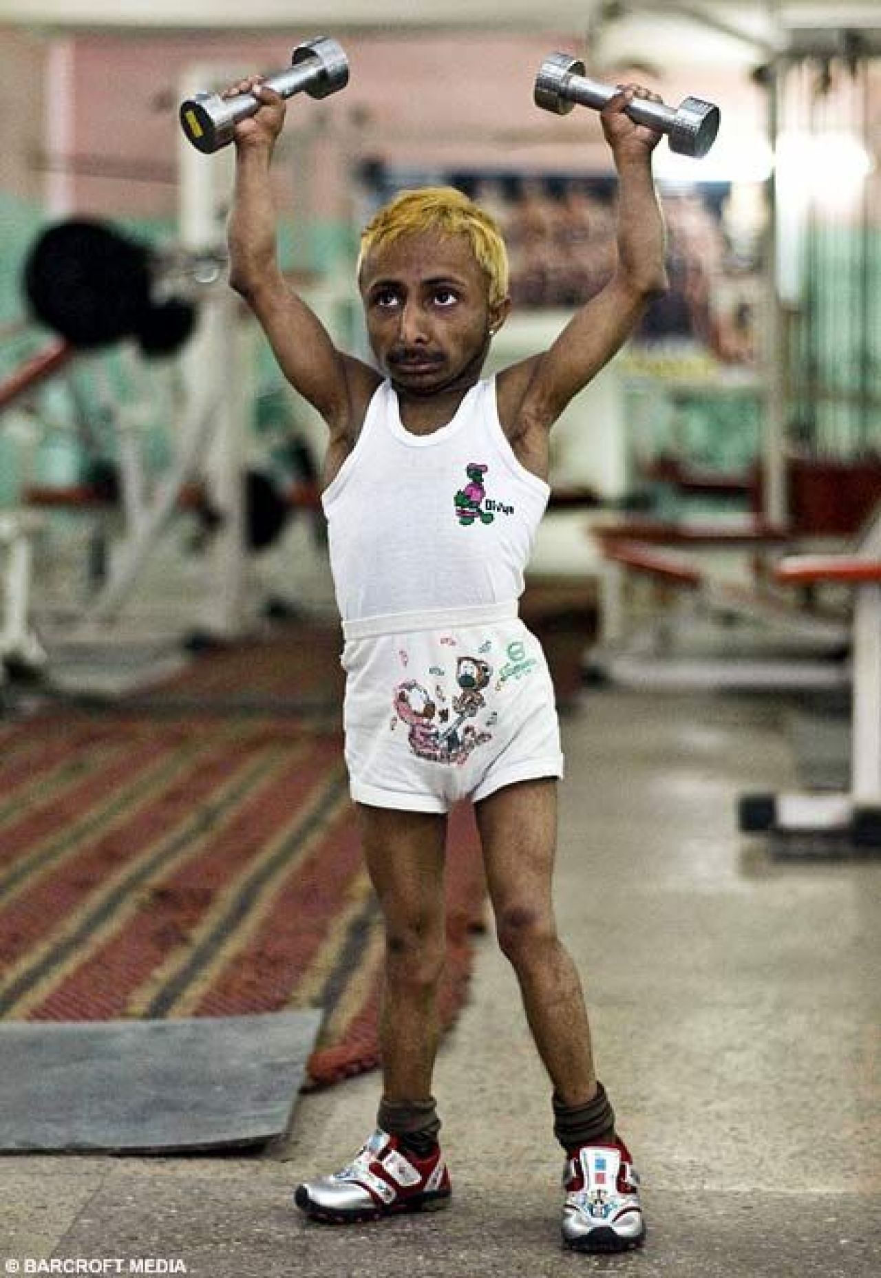 VIDEO SENZATIONAL! Cel mai MIC culturist din lume! Are 88cm si ridica greutati cat el de mari! E instructor de fitness si oamenii LESINA la propriu cand il vad!_5