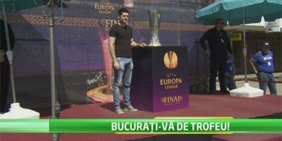 ISTERIE la Bucuresti! Fani din Camerun vin sa-si faca poze cu trofeul Europa League! VIDEO