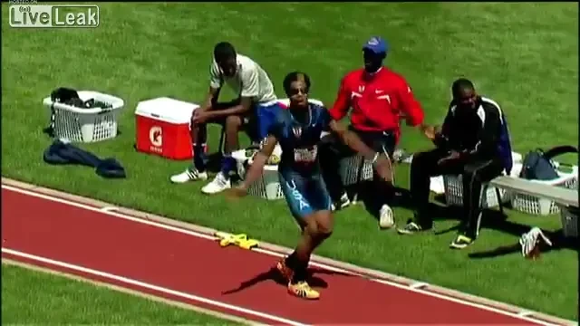 Un atlet dubios agita publicul: Aplaudati-ma acum A urmat o saritura jenanta la care a ras si antrenorul lui! EPIC FAIL