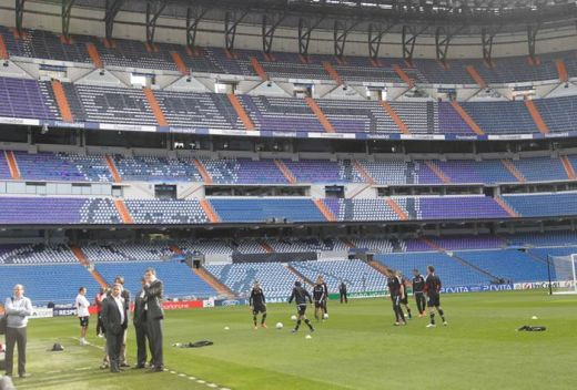 Coregrafie INCREDIBILA pe Bernabeu! 80.011 de cartoane pentru un SFANT! Fiecare pancarta are o poveste! Europa a inghetat in minutul 7: FOTO