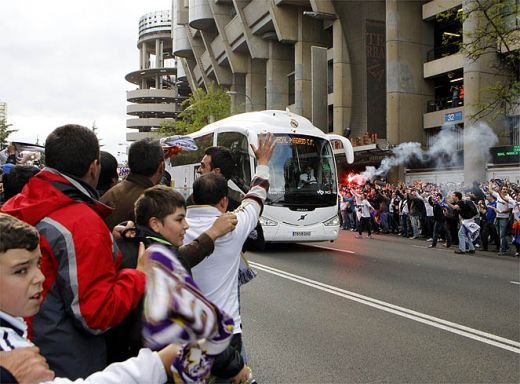 Coregrafie INCREDIBILA pe Bernabeu! 80.011 de cartoane pentru un SFANT! Fiecare pancarta are o poveste! Europa a inghetat in minutul 7: FOTO_3