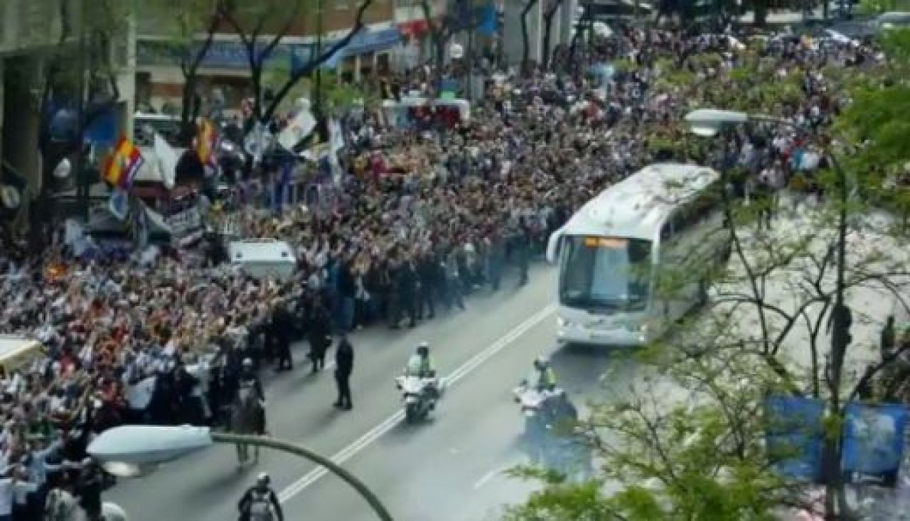 Coregrafie INCREDIBILA pe Bernabeu! 80.011 de cartoane pentru un SFANT! Fiecare pancarta are o poveste! Europa a inghetat in minutul 7: FOTO_17