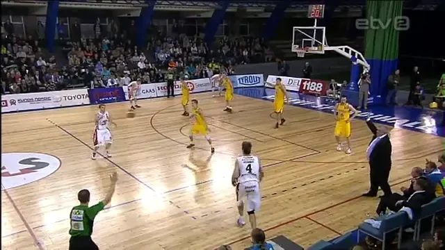 Incearca de 10.000 de ori si poate iti iese o data! Probabil cea mai norocoasa aruncare dintr-un meci din play-off: