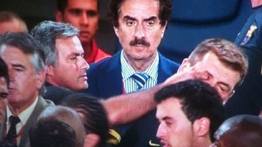 VIDEO EPIC! De aici pleaca noul RAZBOI dintre bancile de la Barca si Real! Cum l-a terorizat Mourinho pe noul antrenor al Barcelonei!