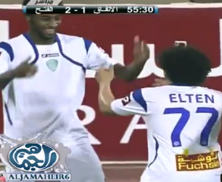 Toti arabii mainile sus! Elton&nbsp;a inscris doua supergoluri pentru ai lui si a dansat fabulos pe Ai se eu te pego! SUPERVIDEO