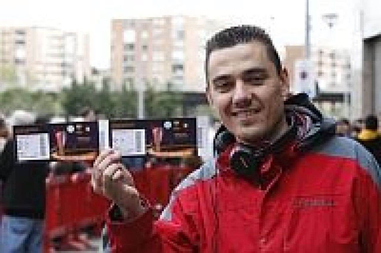 NEBUNIE in Spania! Au dormit in ploaie pe strazi ca sa prinda finala Europa League de la Bucuresti! FOTO_1