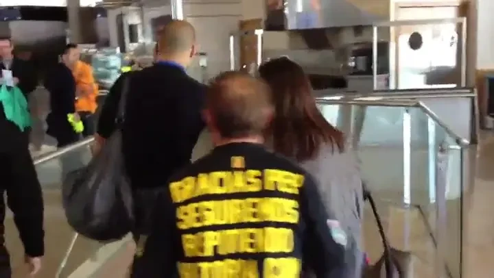 SUPER VIDEO! Guardiola, urmarit prin aeroport de un fan NEBUN al Barcelonei :)) Nu a putut sa scape de el