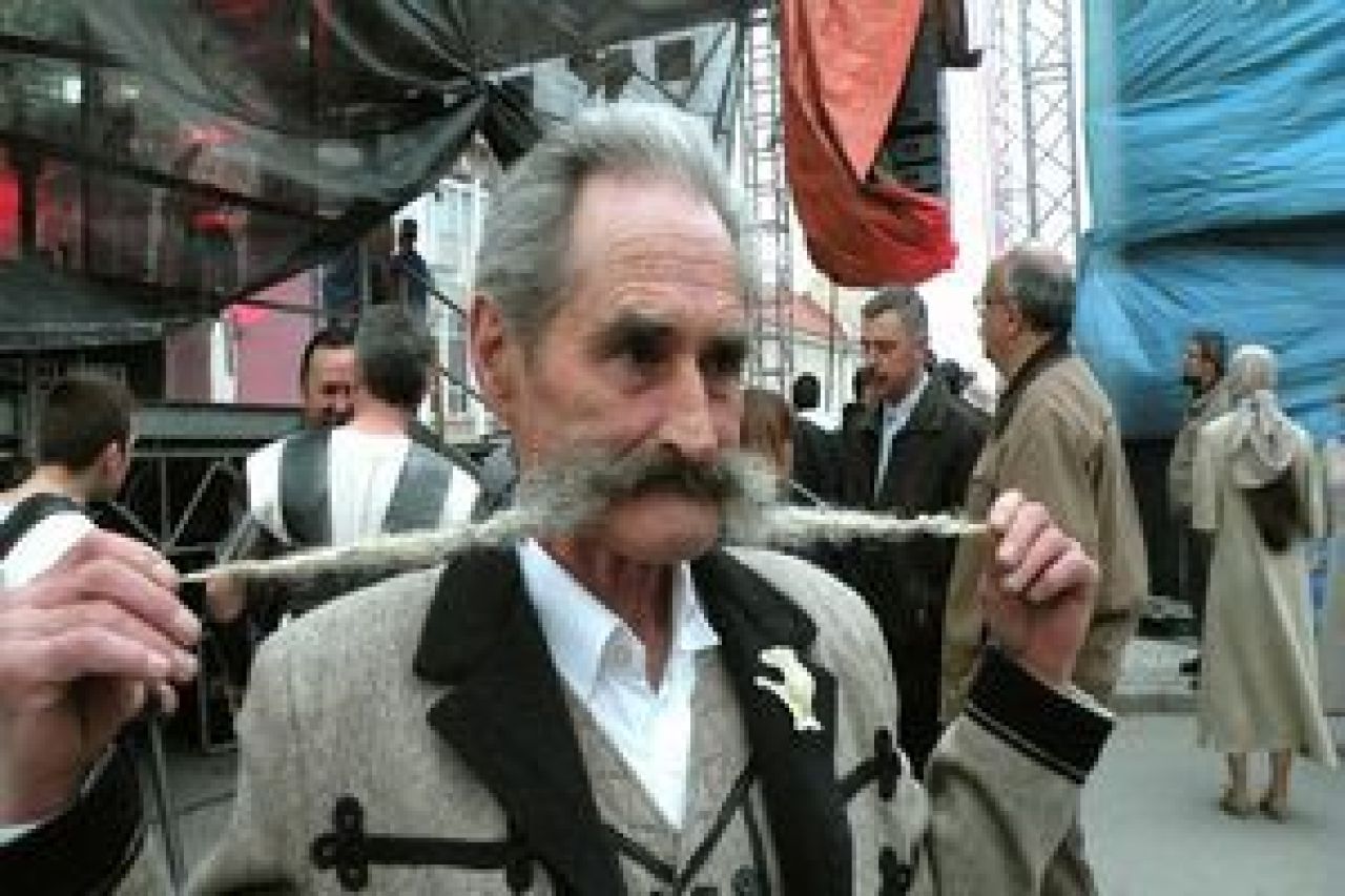 Un batran de 68 de ani a castigat Olimpiada Mustatilor! Vezi cum arata cea mai TARE mustata din Romania! SUPER FOTO_2