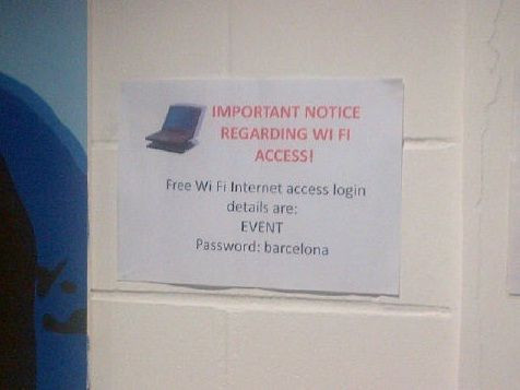 BESTIAL pe Stamford Bridge! In atentia suporterilor nostri, parola de wireless este urmatoarea! Fanii au lesinat de ras cand au vazut-o! FOTO