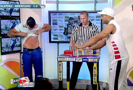 SUPER SHOW! Instalatoru 3-3 Americanu! FABULOS! Instalatoru a cazut IN CAP de la masa dupa ce i-a alunecat mana! VIDEO_2