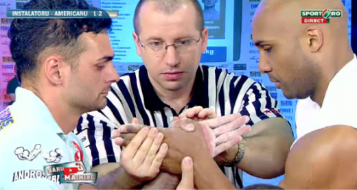 SUPER SHOW! Instalatoru 3-3 Americanu! FABULOS! Instalatoru a cazut IN CAP de la masa dupa ce i-a alunecat mana! VIDEO_3