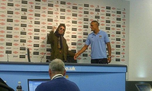 VIDEO SENZATIE: Un fan a oprit conferinta de presa de la City dupa victoria superba cu Man. United