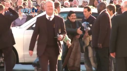 WOW, ala e MARADONA? Suporterii lui City au innebunit cand l-au vazut intre ei pe zeul fotbalului! Cel mai tare fan la meciul de 100 de mil din Anglia