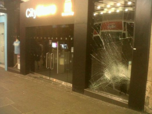 RAZBUNAREA celor de la United! Magazinul oficial al lui City, VANDALIZAT de fanii rivalilor! FOTO
