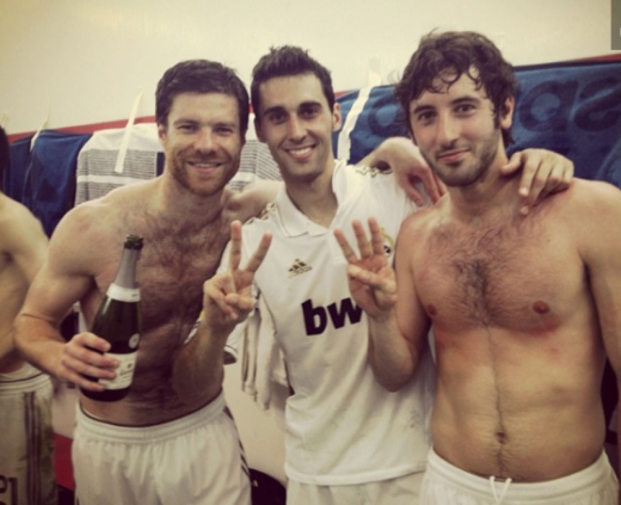 Cristiano Ronaldo, FOR THE WIN! Jucatorii lui Mourinho sarbatoresc victoria pe Facebook, pana ajung la Madrid: FOTO_2