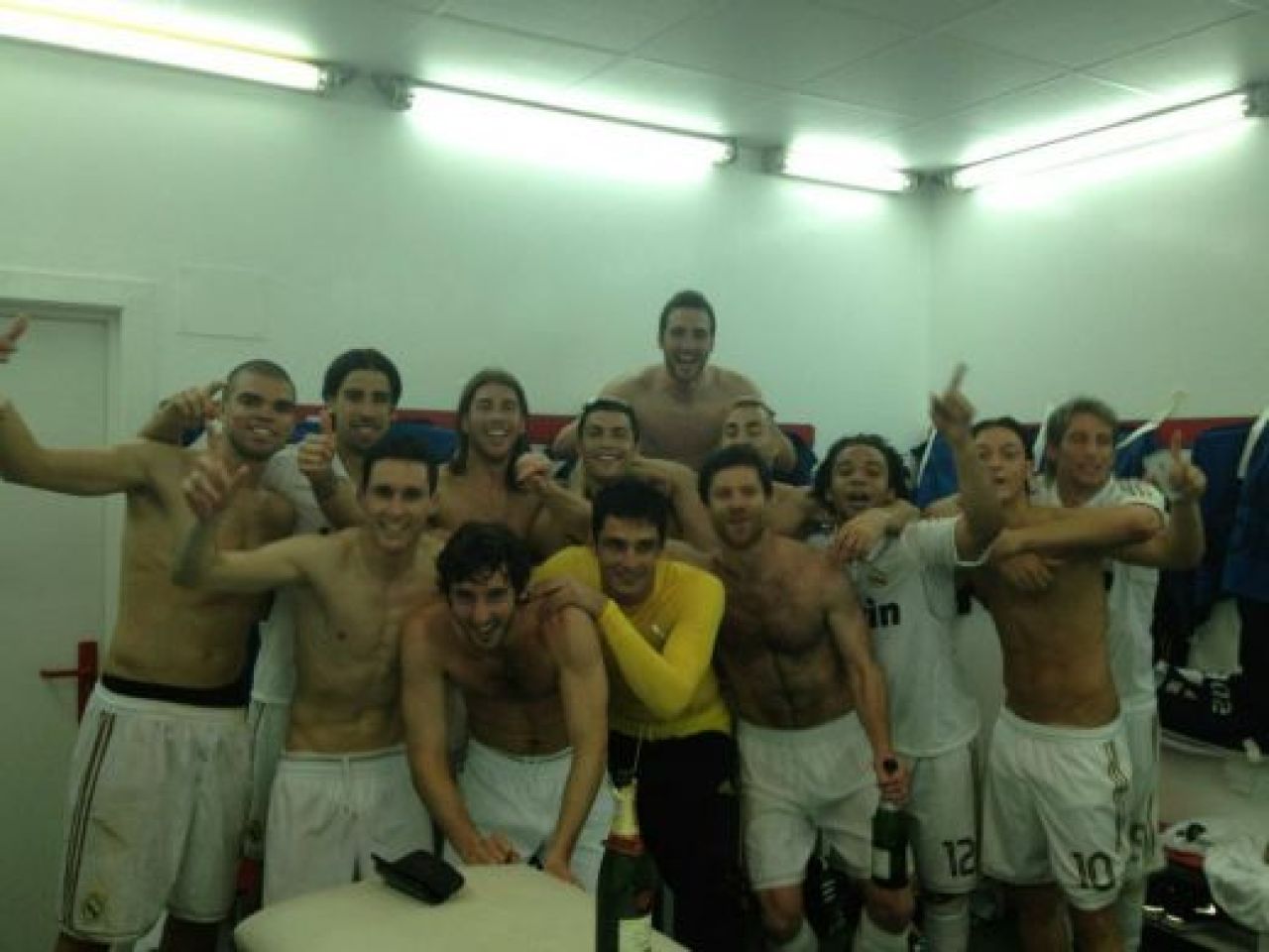 Cristiano Ronaldo, FOR THE WIN! Jucatorii lui Mourinho sarbatoresc victoria pe Facebook, pana ajung la Madrid: FOTO_5