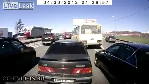 VIDEO INCREDIBIL! Cel mai simplu mod sa-ti faci loc in aglomeratie! Cum trec rusii de pe o banda pe alta in trafic :))