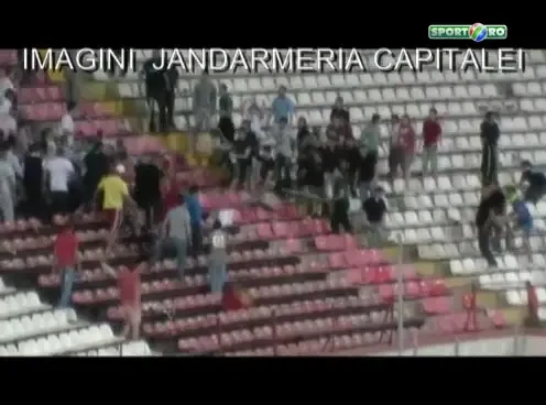 VIDEO INCREDIBIL: Cum s-au lasat in SANGE dinamovistii intre ei in tribune cu U Cluj pe imnul lui Dinamo!