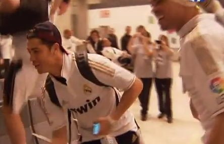 Ronaldo a INNEBUNIT! Nu l-ai vazut NICIODATA in HALUL asta de beat! S-a luat de fani in aeroport! VIDEO GENIAL