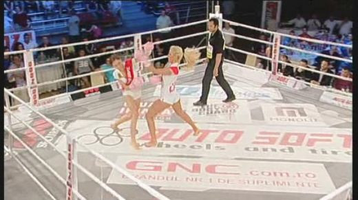 VIDEO SENZATIE la LK DEVAstatorii! Vezi ce pumni si-au impartit DIVELE in ring la cea mai SEXY&nbsp;lupta din Romania!