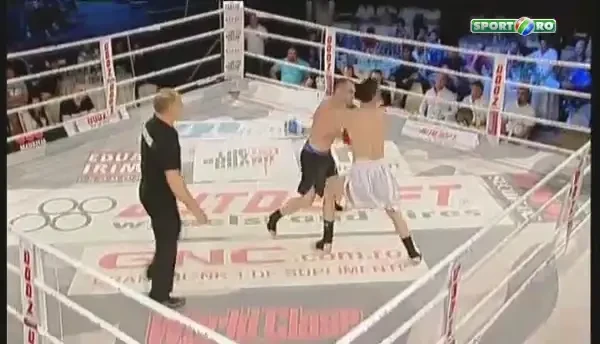 DEVASTATOR! Atodiresei si-a facut KO adversarul la Local Kombat Bodyguardul! Vezi meciul serii de la Deva!