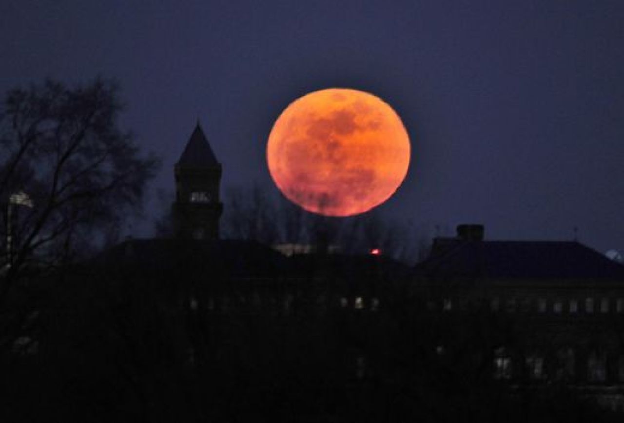 FOTO FANTASTIC! Aseara s-a oprit pamantul in loc. Adevaratul