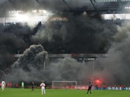 VIDEO INCREDIBIL! Fanii lui Koln au ARS stadionul dupa ce echipa a retrogradat! Marica a privit ingrozit imaginile. Ce reactie a avut