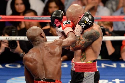 VIDEO! Toata lumea a crezut ca Mayweather l-a facut KO(tto)! Vezi lovitura FABULOASA care i-a castigat meciul:
