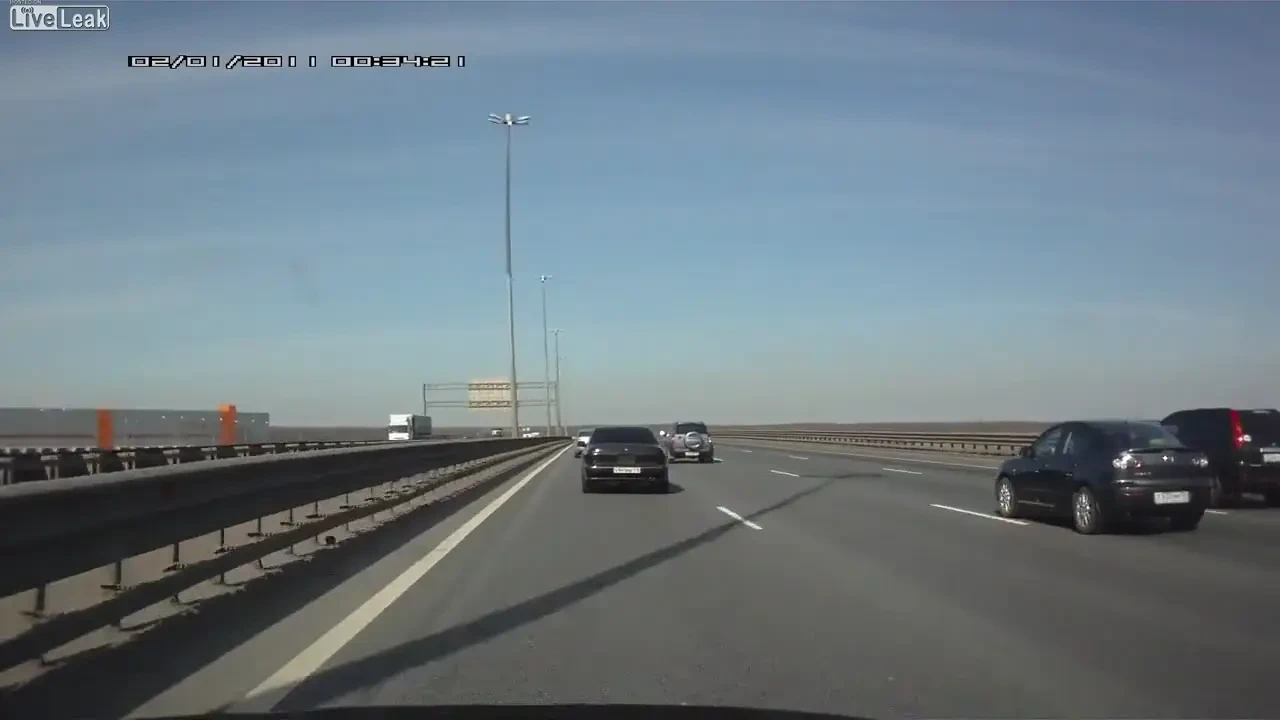 Imagini SOCANTE! De ce NU trebuie sa te dai jos din masina pe autostrada! Ce a patit un sofer inconstient! VIDEO