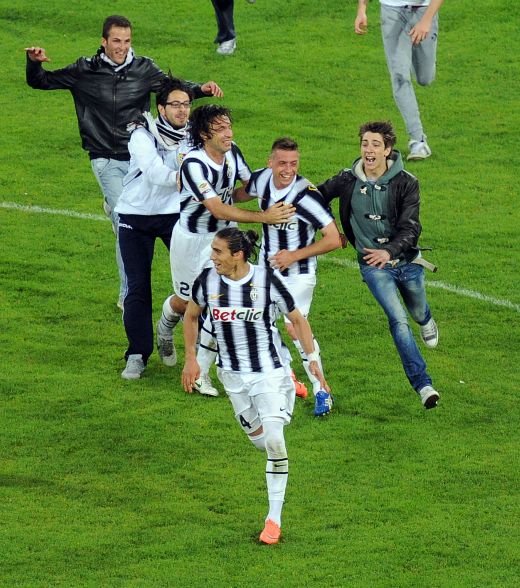 JUVE CAMPIOANA Italiei dupa 9 ani! Cagliari 0-2 Juventus; Inter 4-2 Milan! Maicon a dat un gol SENZATIONAL_6