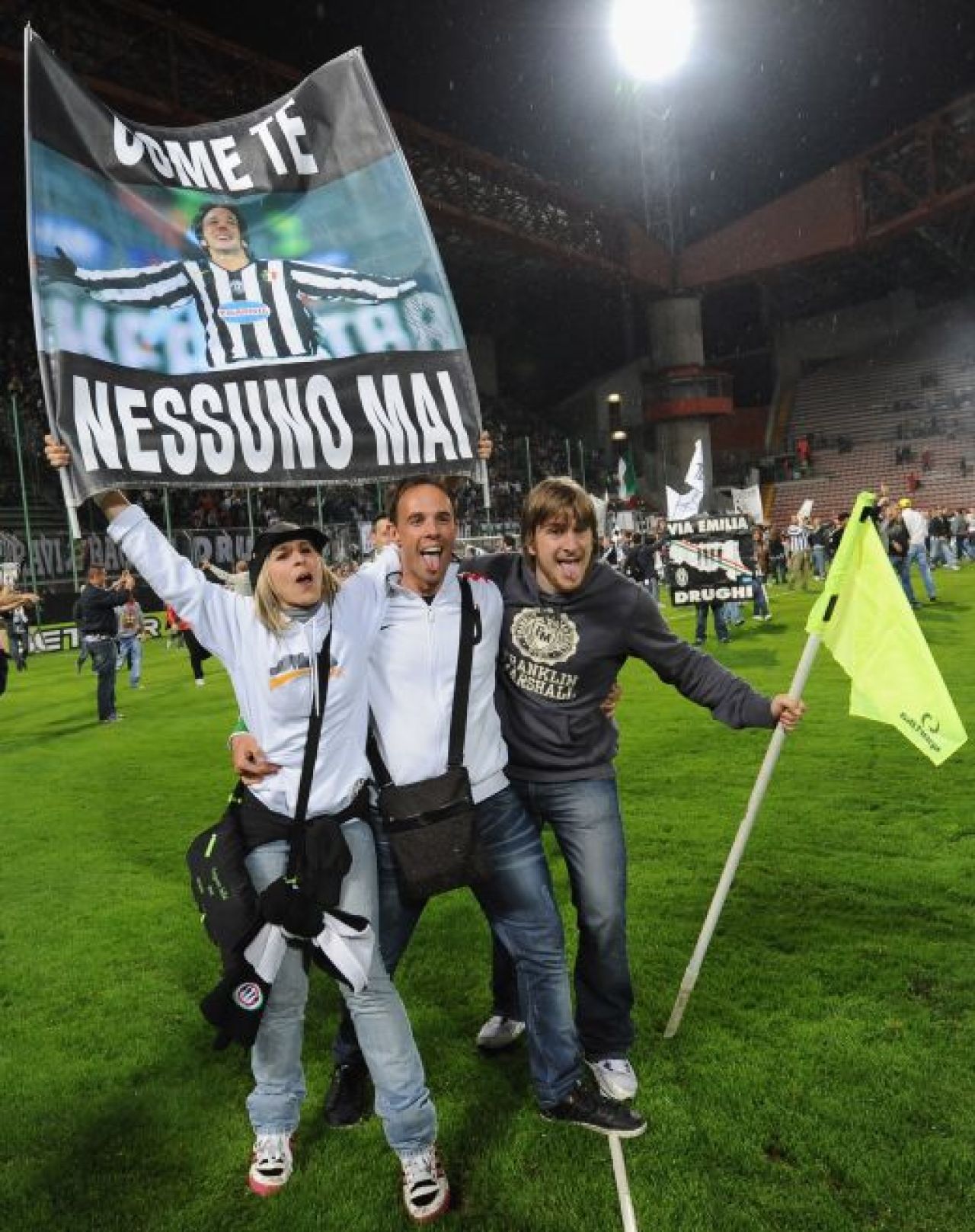 JUVE CAMPIOANA Italiei dupa 9 ani! Cagliari 0-2 Juventus; Inter 4-2 Milan! Maicon a dat un gol SENZATIONAL_10