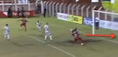 RATAREA ETAPEI! Fanii nu s-au oprit nici acum din ras: Un atacant a comis-o rau de tot in careul mic!